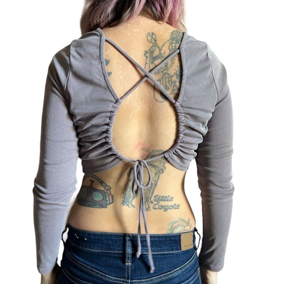 Women's Cropped Long Sleeve Open Back Rib Knit Size M Medium Gray Beige Crop Top - Picture 4 of 13